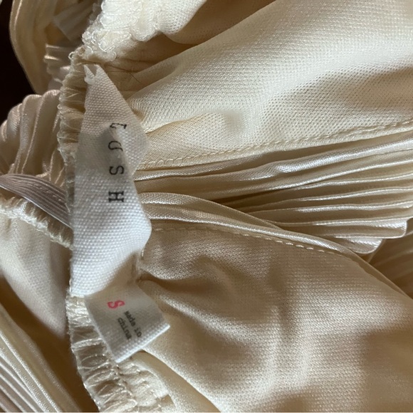 Lush Brand Sleeveless Top, Open back with shoulder pads! - Picture 2 of 4